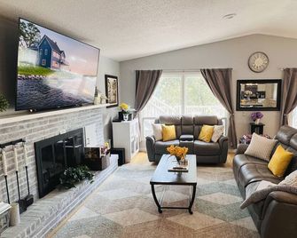 Luxury 5 Br Lakefront Retreat - New Salt Cell Hot Tub! - Menomonie - Living room