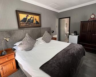 The Rabbit Hole Hotel - Krugersdorp - Bedroom