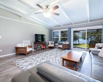 Lakefront Home, 6br/4ba, Open Water/Dock. Sleeps 18. Boat Rental. - Anderson - Living room