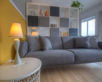 First floor studio apartment seconds from Balluta Bay IPAP1-1 - Sliema - Living room