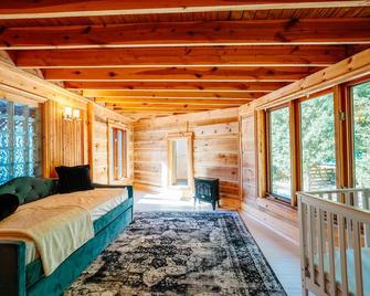 Majestic log home on 20 private acres near ski resort w/pool & hot tub - Paoli - Sala de estar