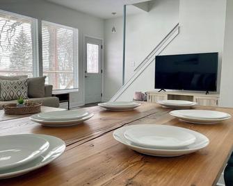 Spacious 4-BR House, Lake and Park across the street! - Spirit Lake - Comedor