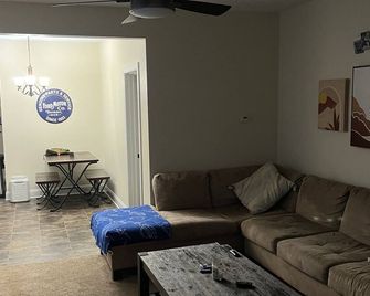 Right in the village of depew on the center of the solar eclipse line - Depew - Living room