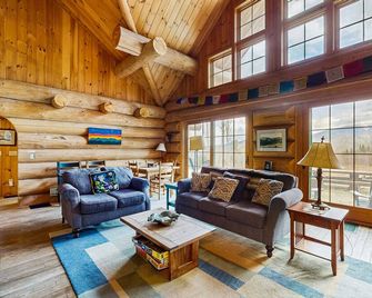 Dreamy, dog-friendly cabin home near Cannon Mountain Ski Resort - 法蘭哥尼亞 - 客廳