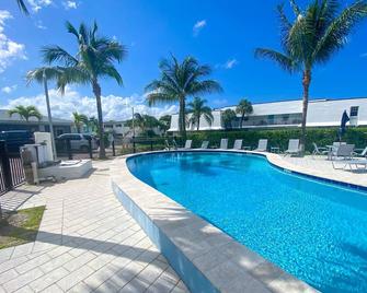 Tropical Oasis by the beach and shops, with pool - Riviera Beach - Pool