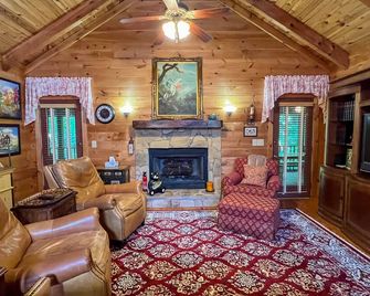 Visit Sparkleberry for Valentines Day- Fiber Wifi! - Close to Callaway Gardens - Warm Springs - Living room