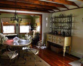 Charming Cottage On The Water With Beautiful Views - Lakeville - Dining room