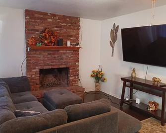 8 Beds/2Full-Bath Entire guesthome for 13 guest - Lancaster - Living room