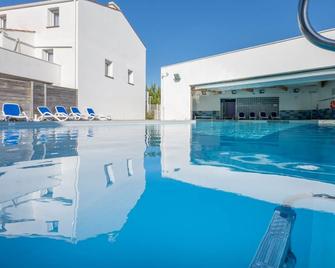 Résidence Prestige Odalys Le Domaine des Pins - נורמוטייה אן לאיל - בריכה