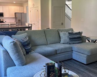 Kent Island Comfort 4BR Home Minutes from Waterfront, Wineries & Nature Trails - Chester - Living room