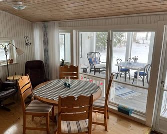 Cozy holiday home by the lake with its own boat - Koping - Eetruimte