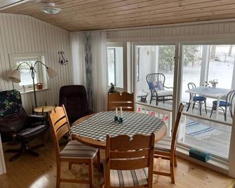 Cozy holiday home by the lake with its own boat - Köping - Dining room