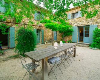 Back to Basics, Provencal farmhouse lost in the vineyards of Provence. - Laudun-l'Ardoise - Patio