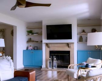 Waterfront Tilghman Retreat with Dock, Fire Pit & Sunsets - Tilghman Island - Sala de estar