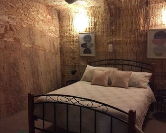 Stunning Light Filled Underground Retreat - Earthworm House - Dugout - Spacious! - Coober Pedy - Bedroom