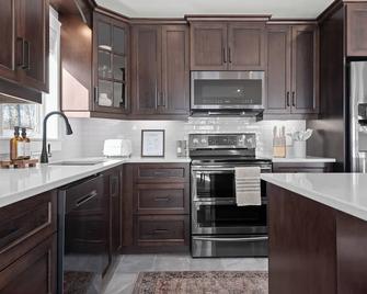 The Grand Reset: Hot tub & Sauna on Grand Lake - Enfield - Küche