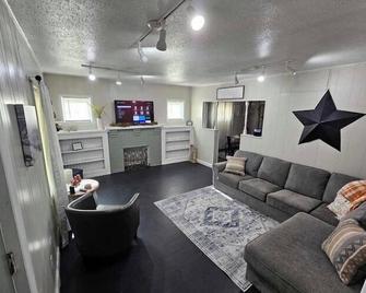 A classic home in the heart of Holdenville! - Holdenville - Living room