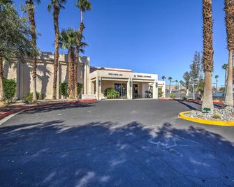 Resort Pools And Golf Palm Springs Condo - Cathedral City - Building