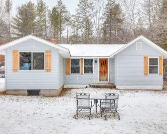 Fish Year-Round Riverfront Cottage in Rhinelander - Rhinelander - Building