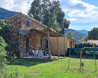 Character house, dry stone, beaches 50 m away, 150 m from Galéria, for 2 - Galéria - Gebäude