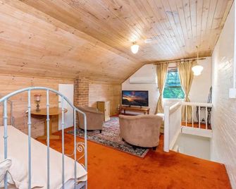 Eliza 1875 Red Brick Duplex Townhouse - Grafton - Salon