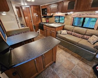 Cozy camping retreat on the banks of the beautiful AuSable River - Grayling - Obývací pokoj