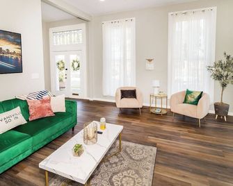 1 bd/1ba Apt near Haynies Corner - Evansville - Living room