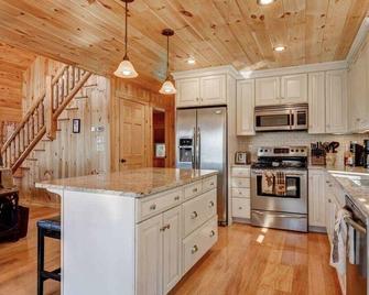 OE Beautiful modern log home on 17 acres private views fire pit Ping Pong AC - Whitefield - Kitchen