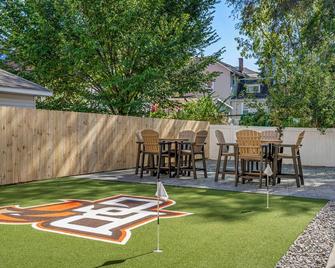 Custom Falcon Putting Green And Luxury Combined To Create Your Dream Stay Here In The Heart Of Bowling Green - Bowling Green - Innenhof