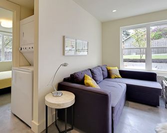 Leed Platinum Green Home Getaway - Seattle - Living room