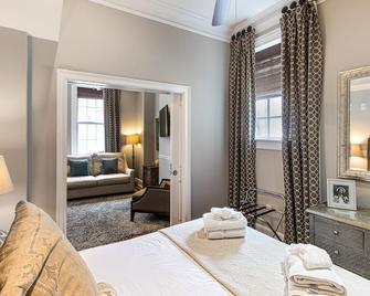 Luxurious Studio with Parking on Historic Bay Street by Lucky Savannah - Savannah - Bedroom