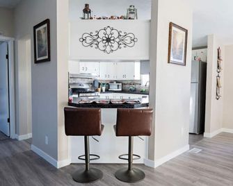 Hilltop Gem, , with amazing views of the wind River Mountain Range, Sleeps 8 - Pinedale - Kitchen