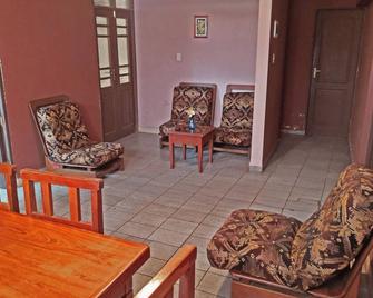 Charming 2-bedroom apartment in lovely Cochabamba with WiFi. - Cochabamba - Living room