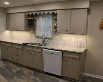 Stay At Mulberry Street in North Bend for a small-town family retreat. - North Bend - Kitchen