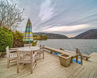 Our Point of View - Lakefront home with hot tub, pool table, dock - dog-friendly - Huddleston - Patio