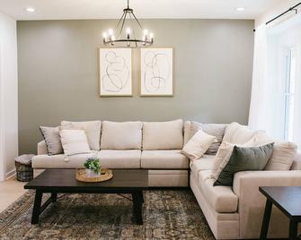New! Updated historical charmer with game room - Kansas City - Sala de estar