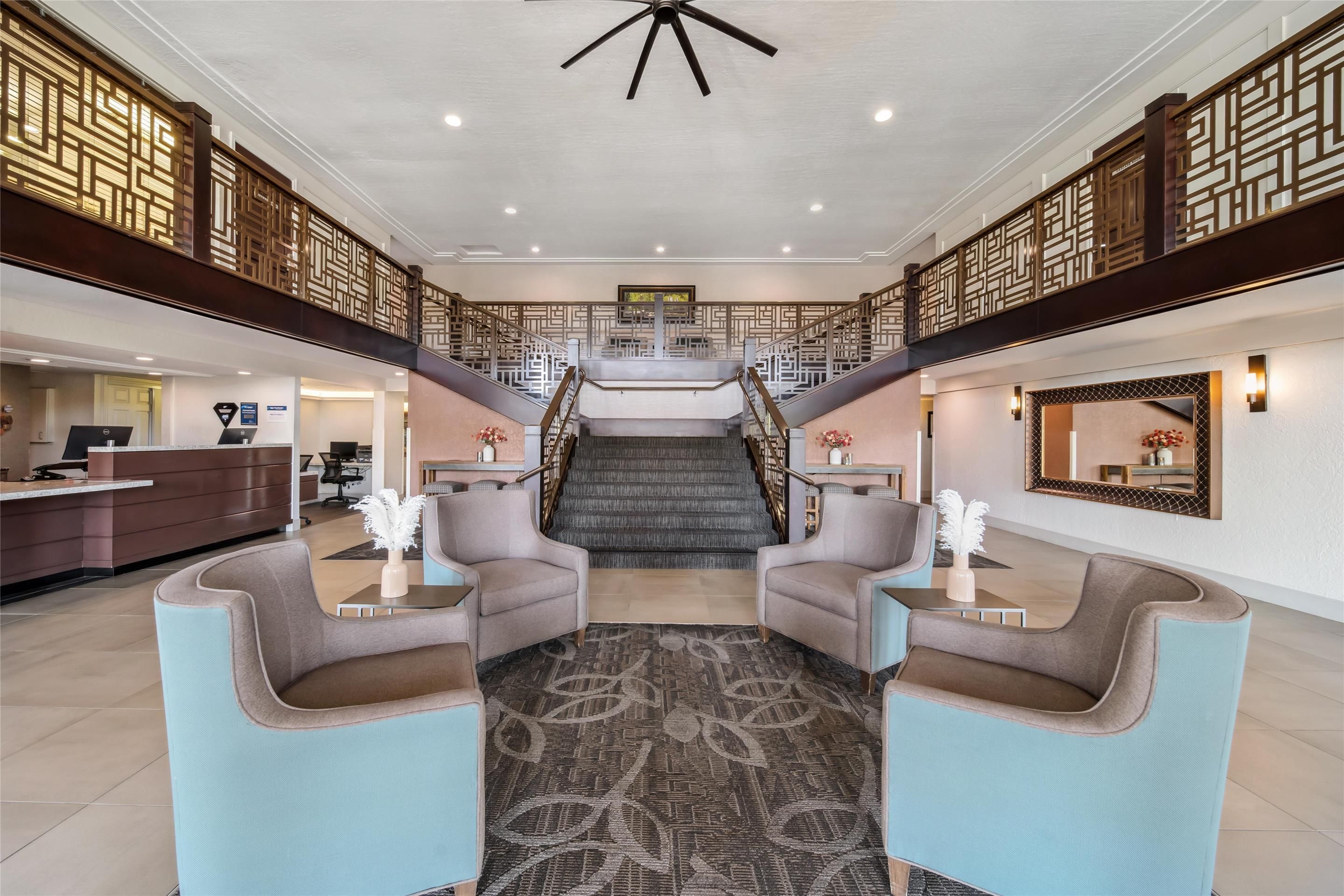 Best Western Plus Hilltop Inn - רדינג - לובי