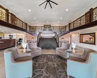 Best Western Plus Hilltop Inn - רדינג - לובי