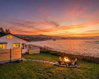 Escape to 'The VUE' A Waterfront Gem with Hot Tub - Smith River - Balcón
