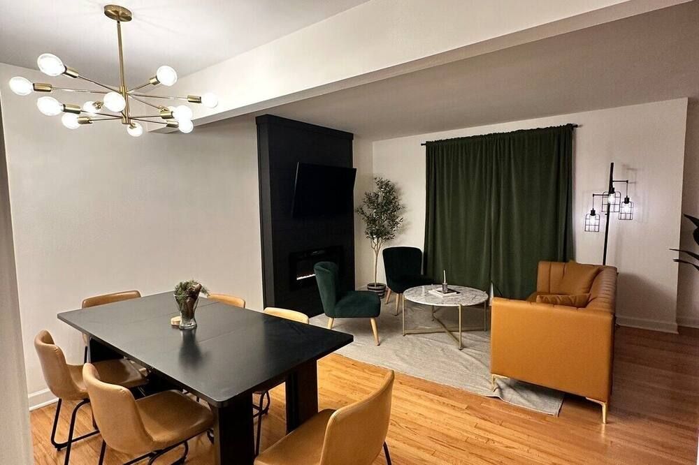 Charming Edgewater Townhome | Steps to Lake Michigan & Cta | Backyard + Fire Pit - שיקאגו - חדר אוכל