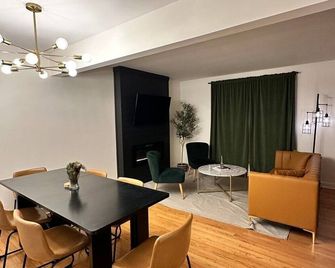 Charming Edgewater Townhome | Steps to Lake Michigan & Cta | Backyard + Fire Pit - שיקאגו - חדר אוכל