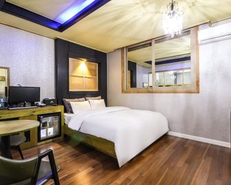 Busan Hwanggeum Drive-in Motel - Buan - Habitación