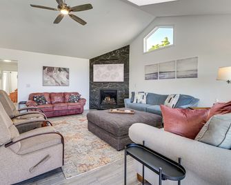 Anacortes Home with Views of Puget Sound - Anacortes - Huiskamer