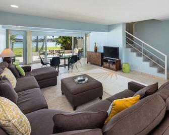 Waterfront Home near Beach. Peaceful Community w/ Swimming Pool and Boat Dock - Honolulu - Living room