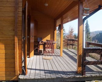 Rustic situated wooden chalet with stunning views - Willingen - Balcon