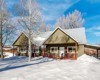 Lovely home with patio & yard - great central locale near fishing & skiing - Ганнісон - Будівля