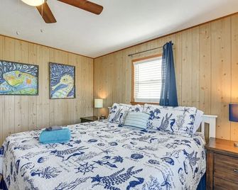 Ocean View, Deck Colorful Crystal Beach Home! - Crystal Beach - Bedroom