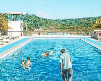 Le Charmé Suites - Olongapo - Pool