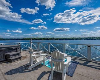 Private Island on Lake Muskoka! Cottage+guest house+bunkie! Sunsets! - Port Carling - Balcony