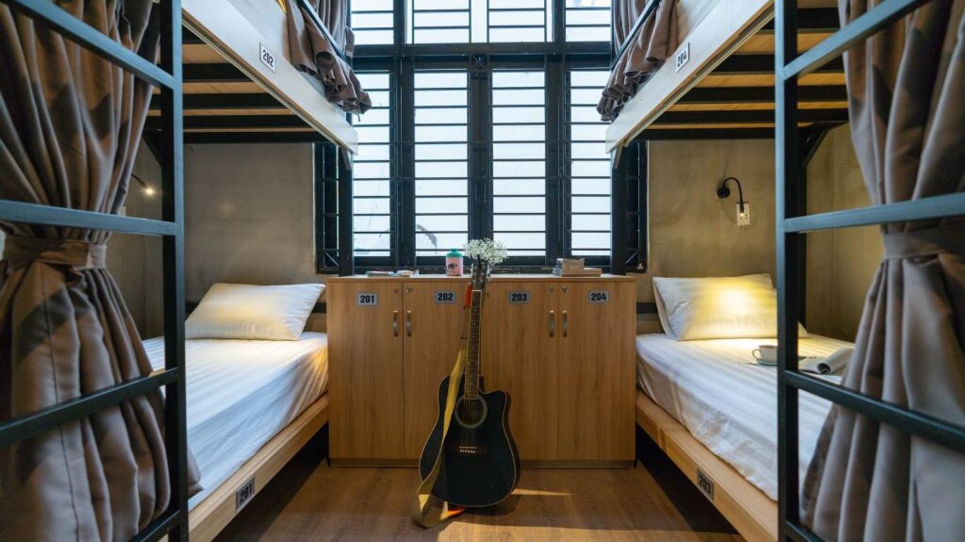 9 Hostel and Bar